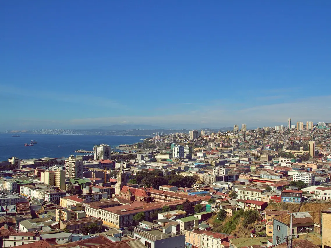 Cerros y bahía de Valparaíso, en la costa central de Chile: atendemos Quintero y el litoral