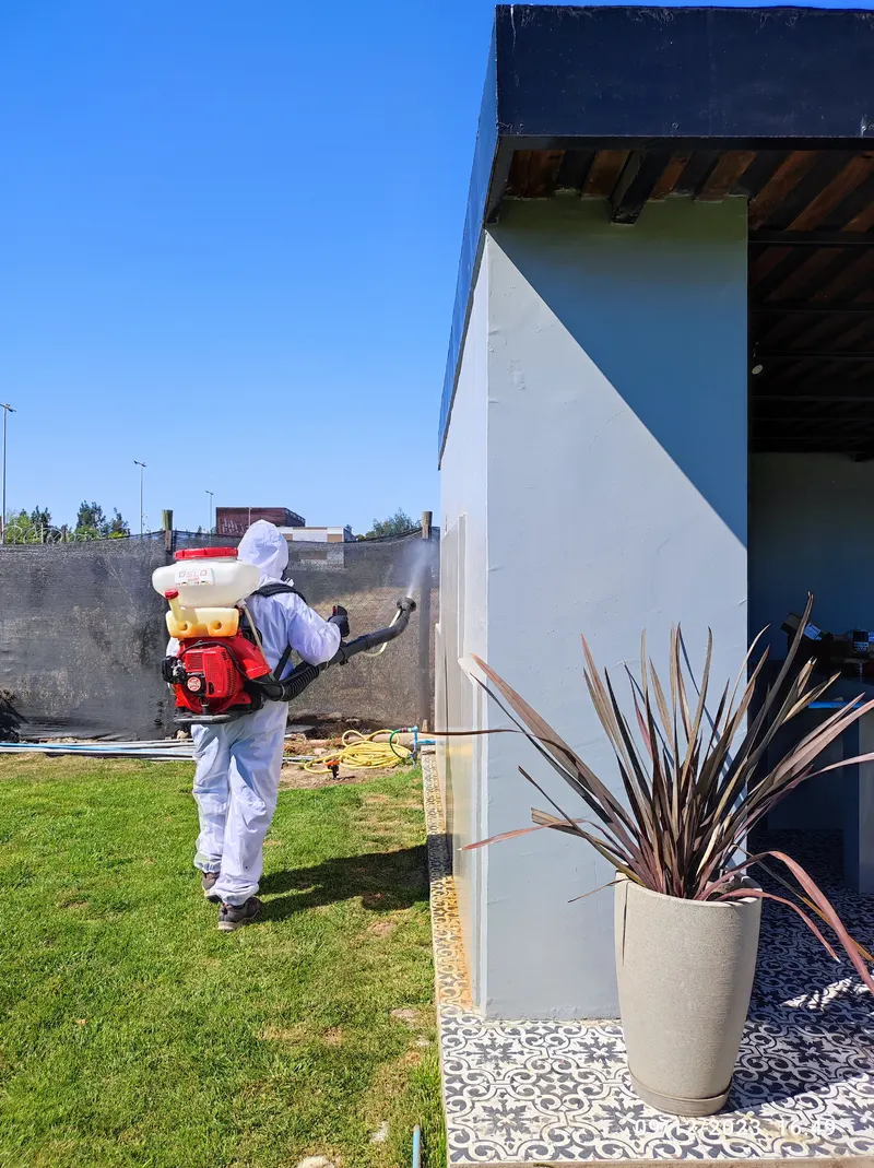 Fumigación del exterior de una casa por técnico de VIS PLAGAS