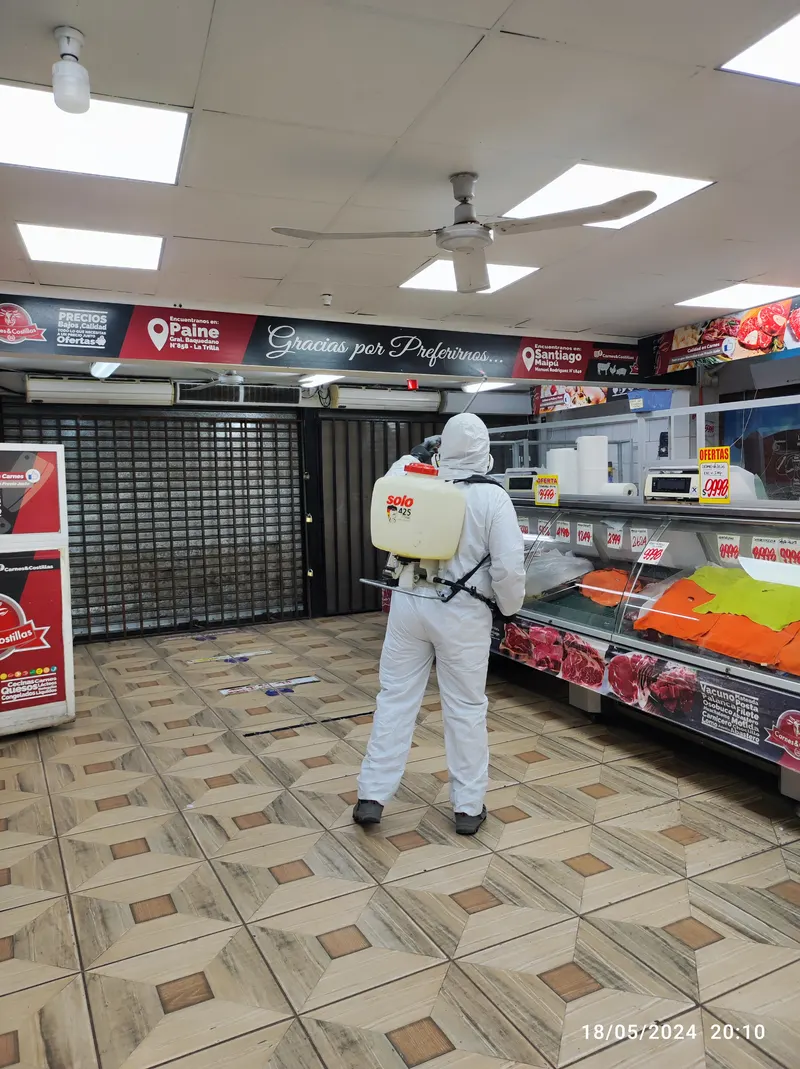 Sanitización de carnicería con equipo de aspersión profesional